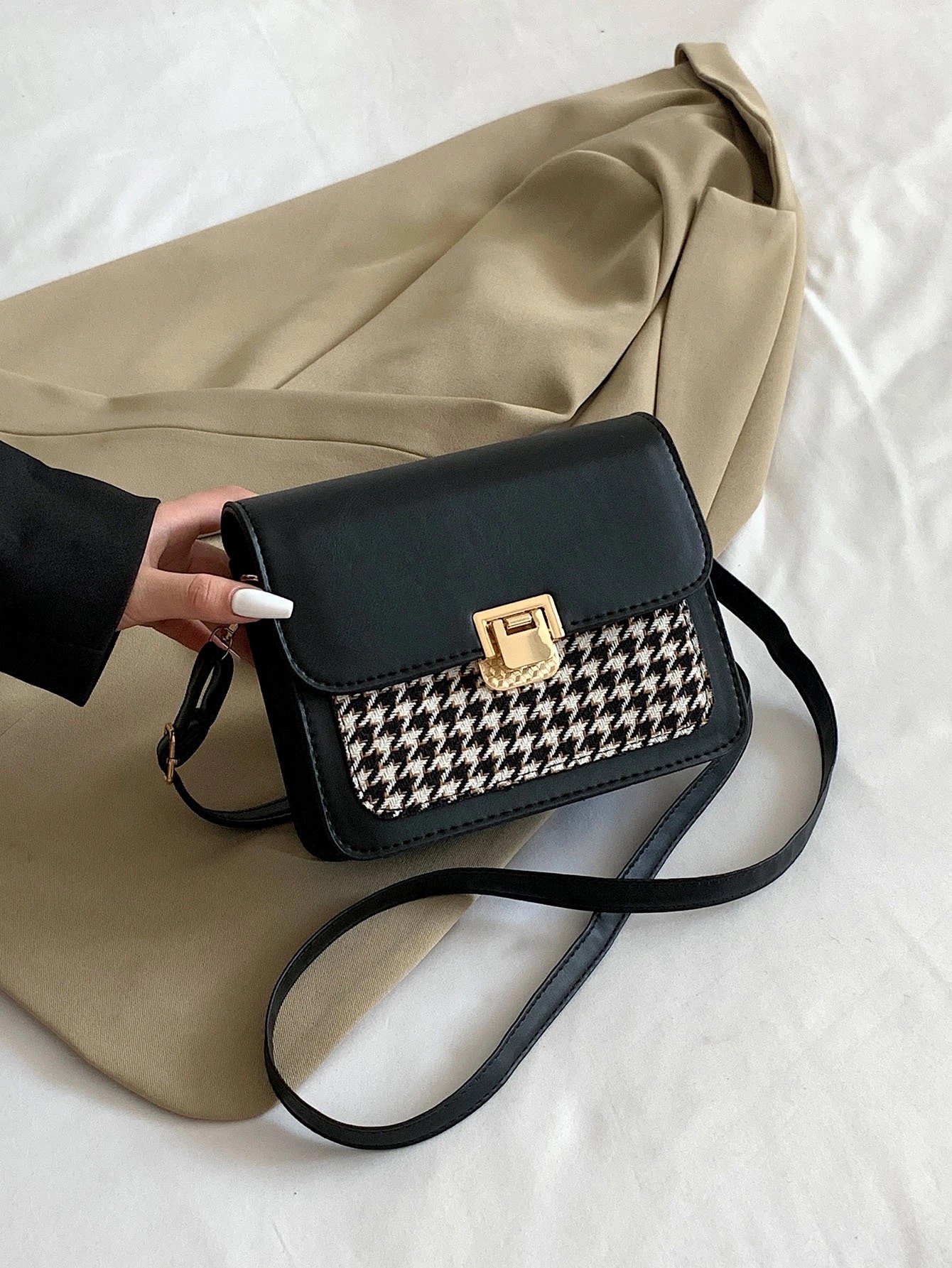 Bolso con tela blanco negro