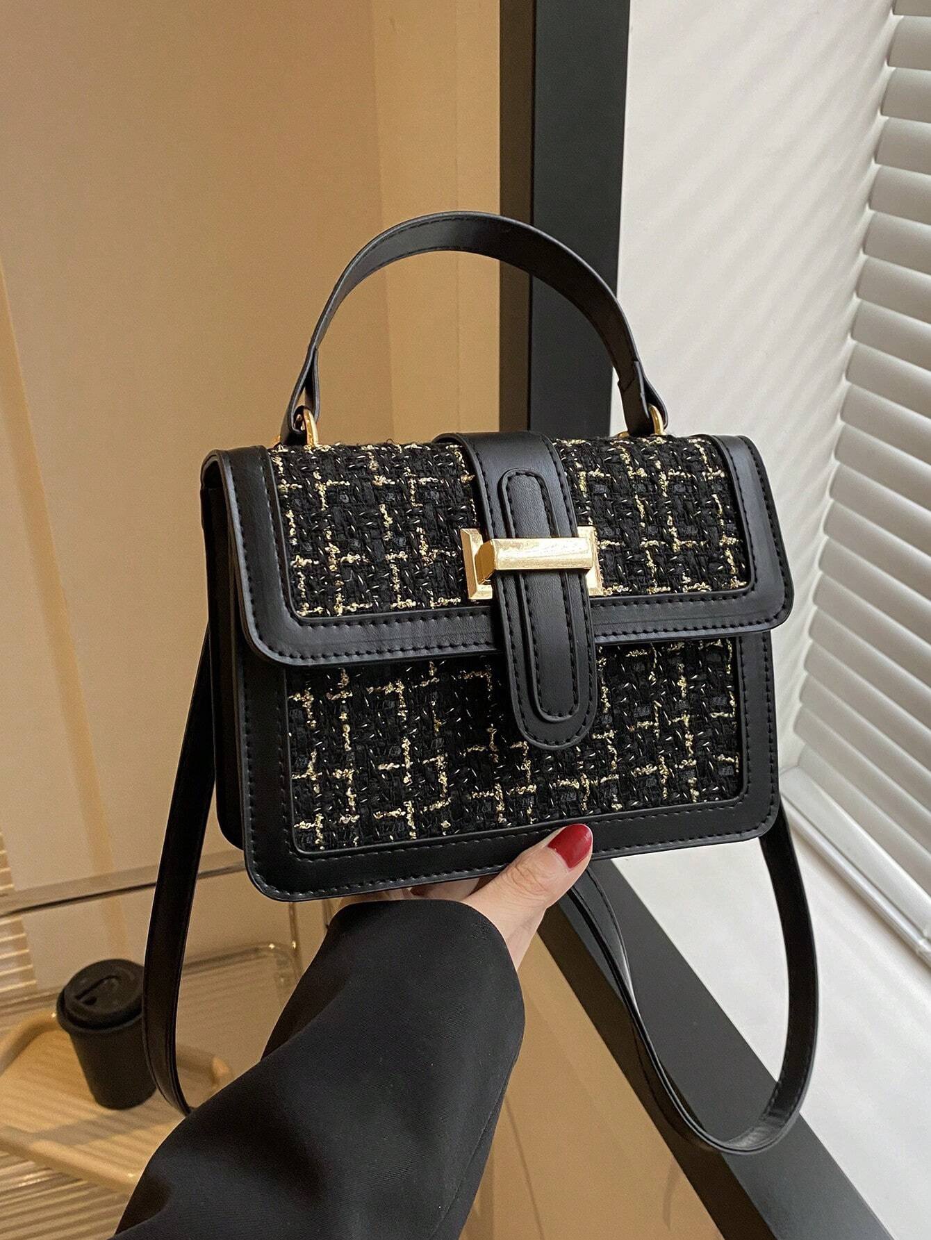 Bolso con tela negro con dorado.