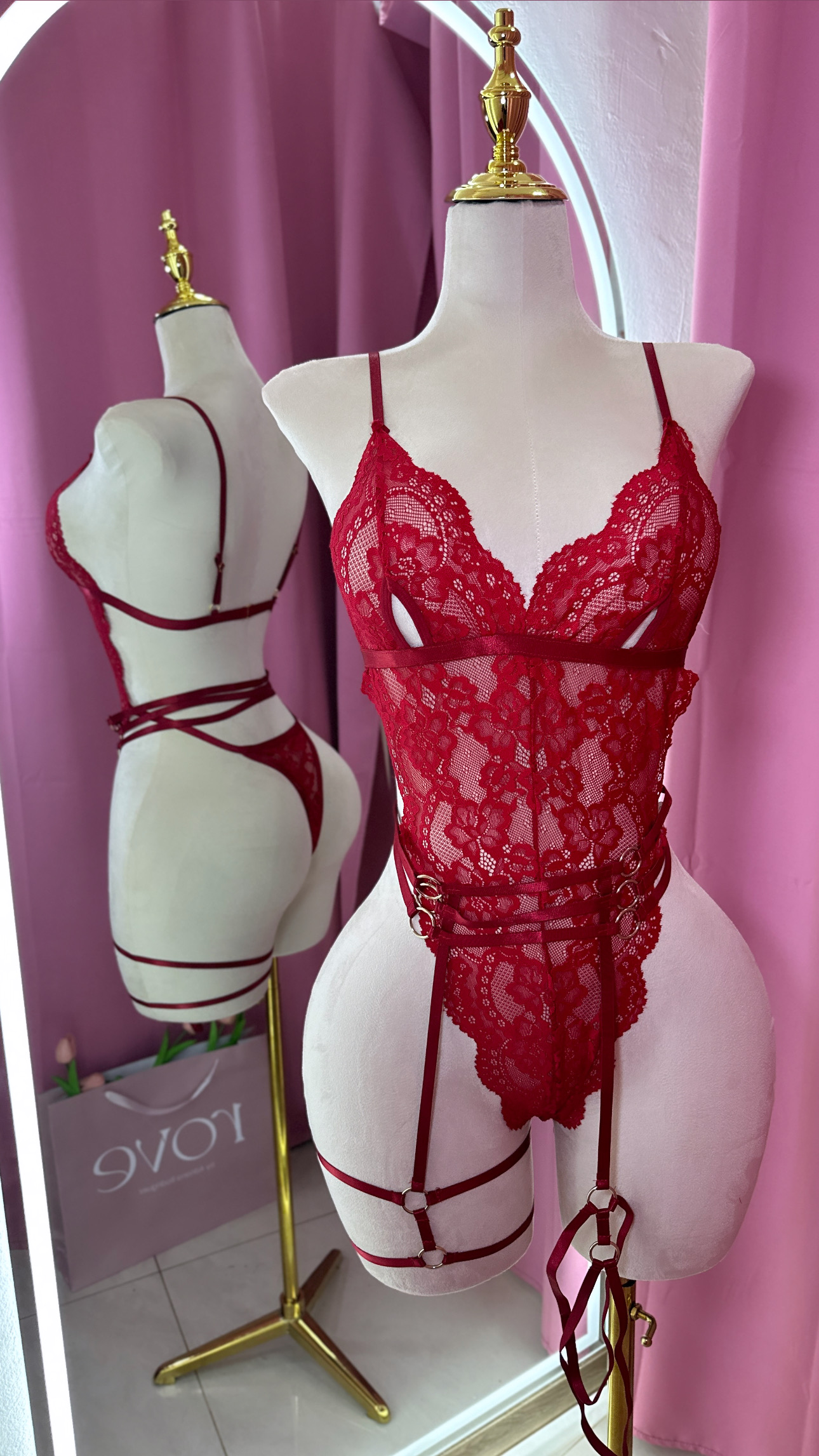 Lencería - Roja bodysuit con arnés dorado