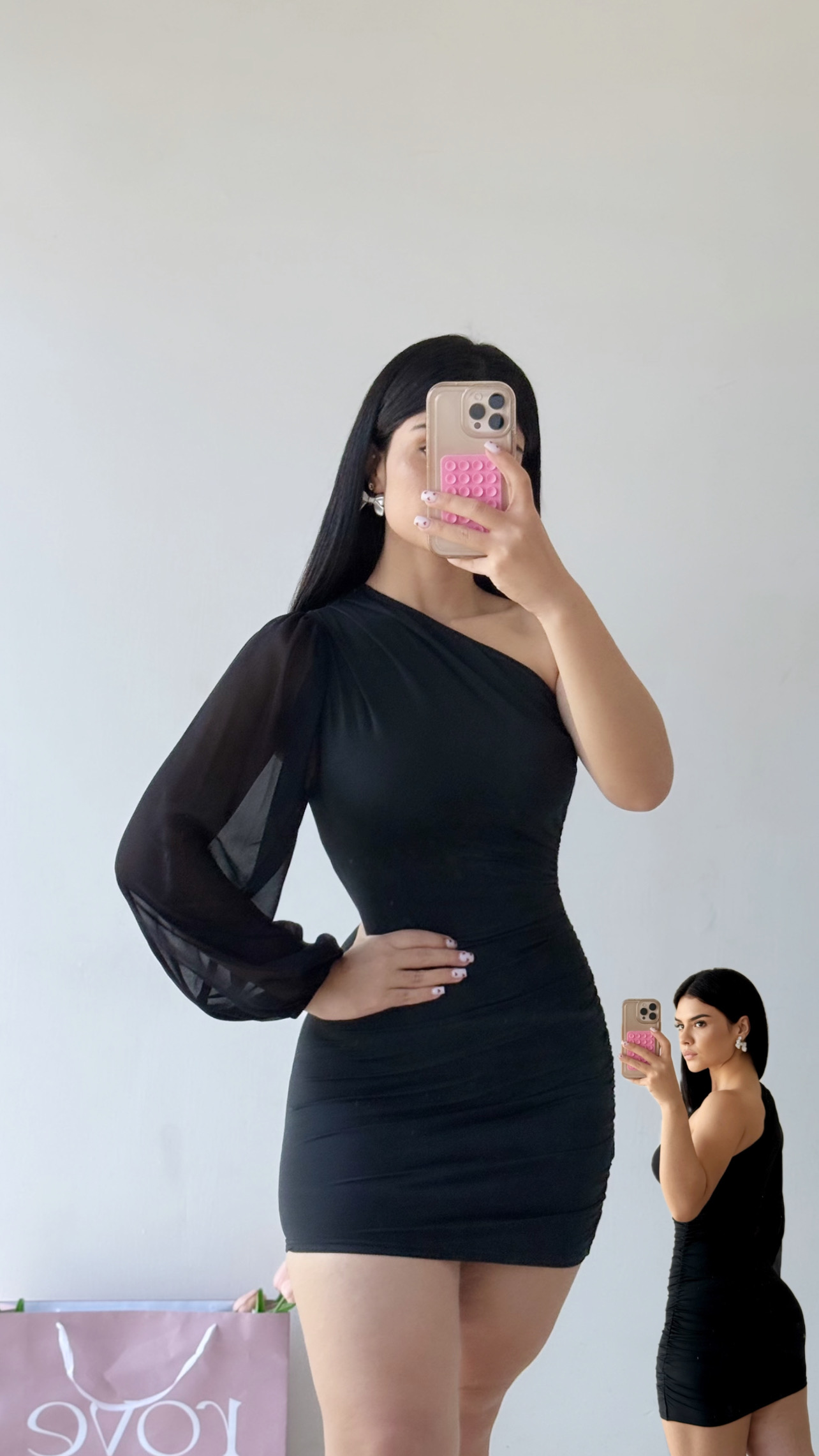 Vestido corto de una manga transparente con recogido - Negro