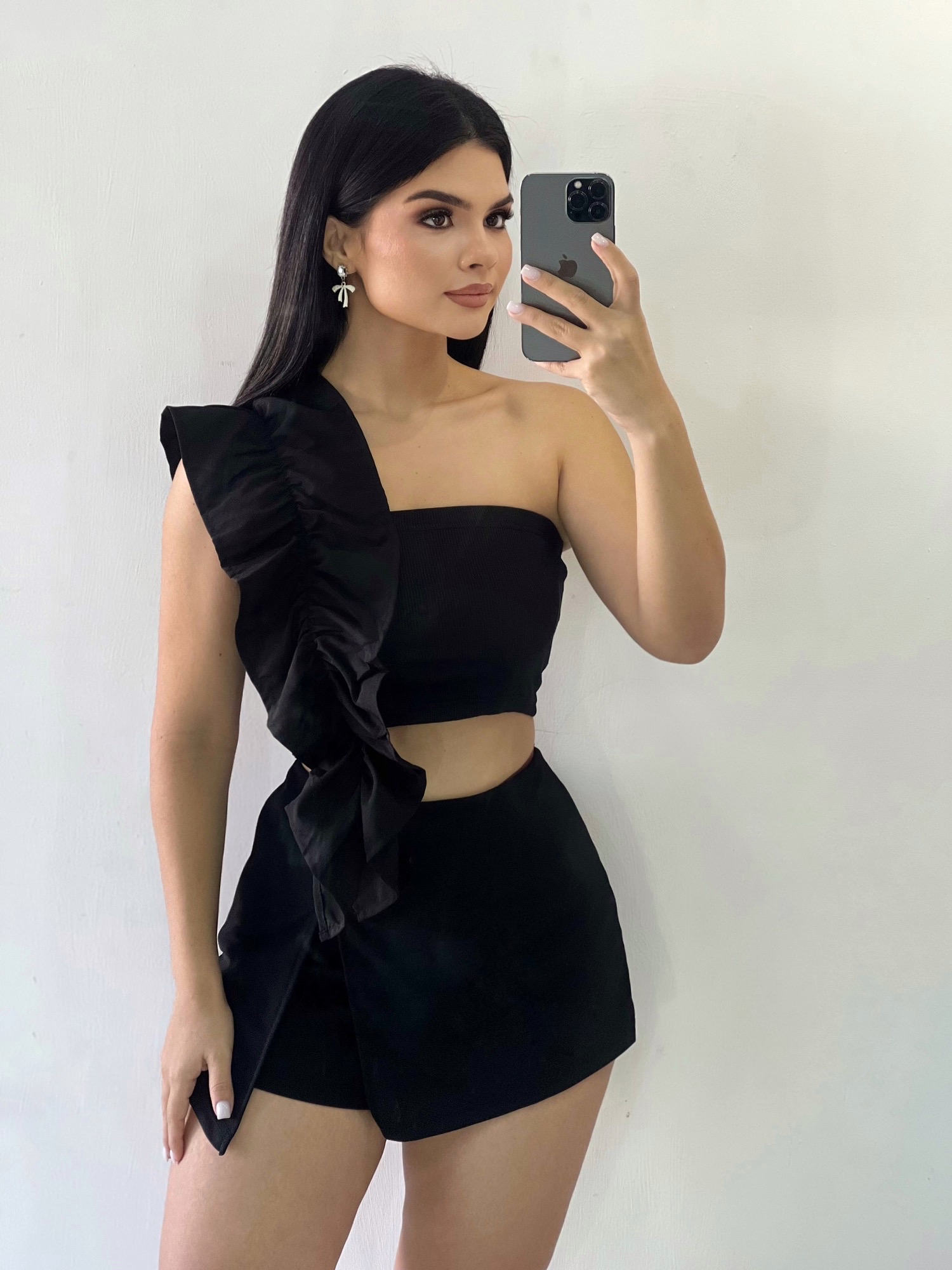 Croptop con vuelos de un hombro - Negra