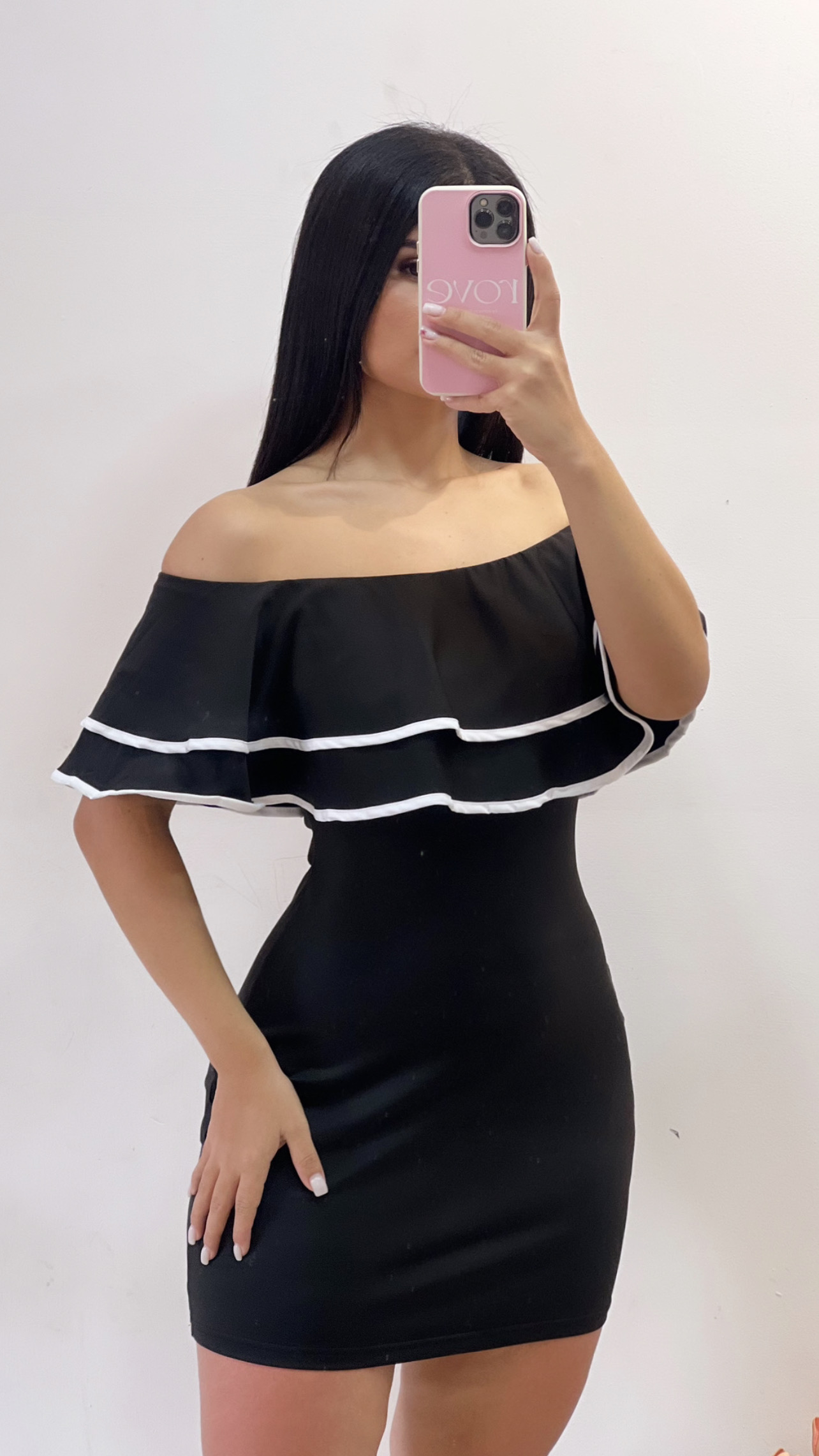 Vestido corto con vuelos y línea blanca - Negro