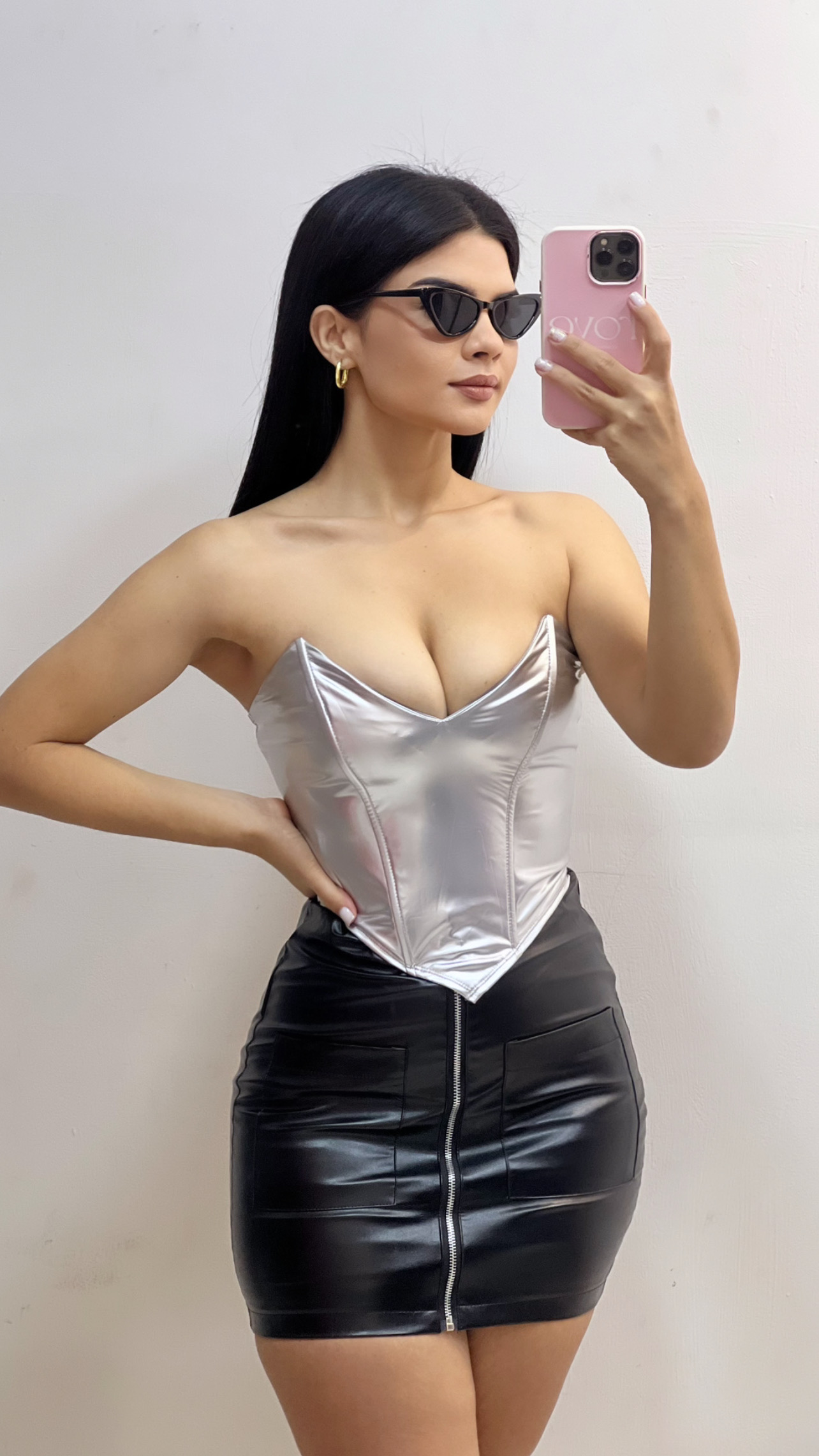 Falda de cuerina con zíper frontal