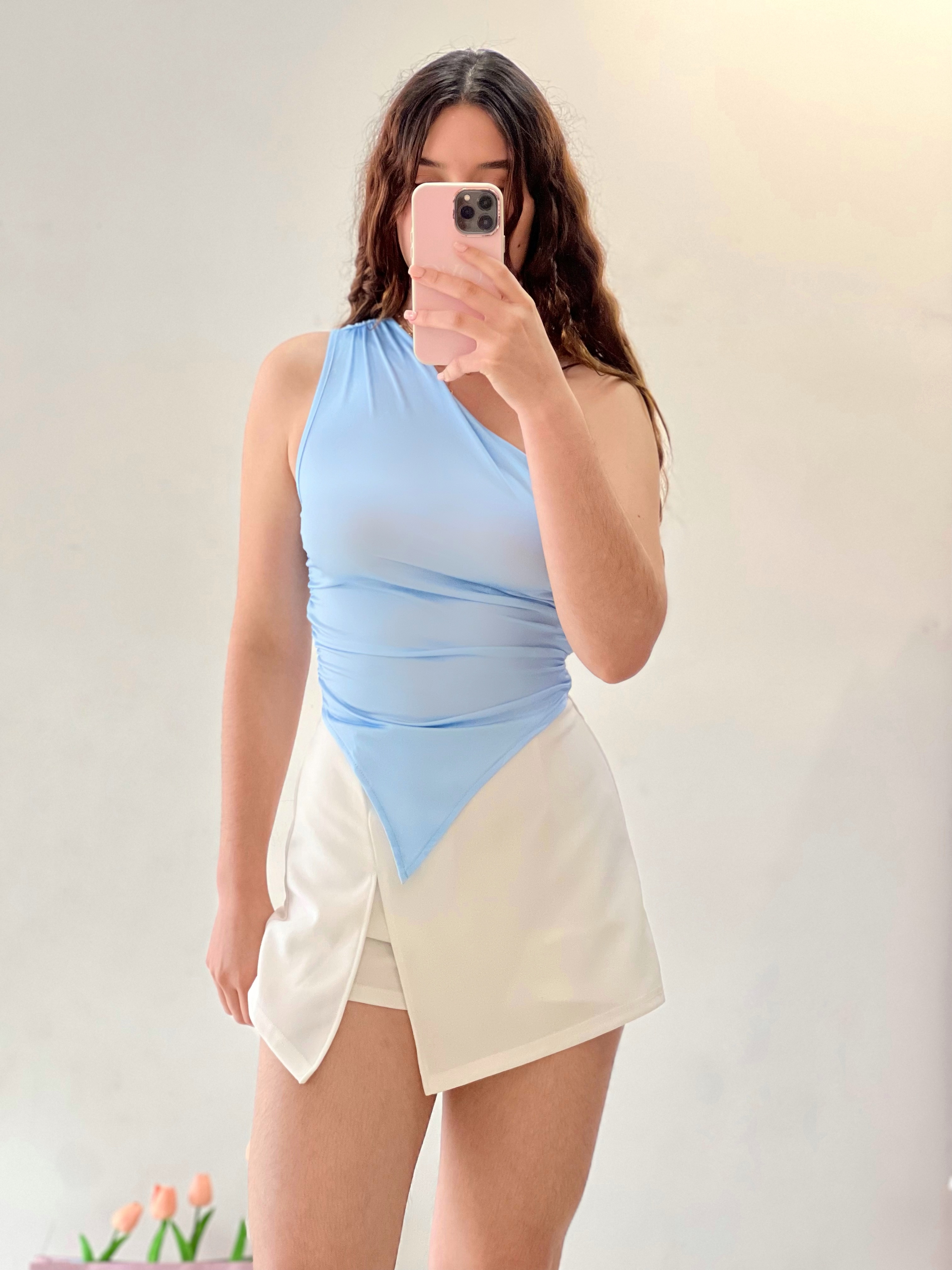 Blusa de un hombro con pico - Celeste