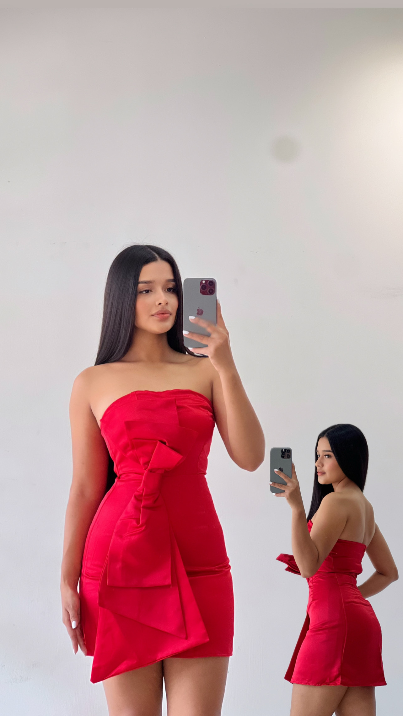 Vestido corto strapless con lazo frontal rojo