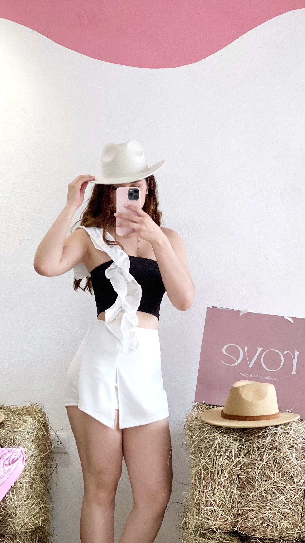 Croptop negro con vuelo blanco