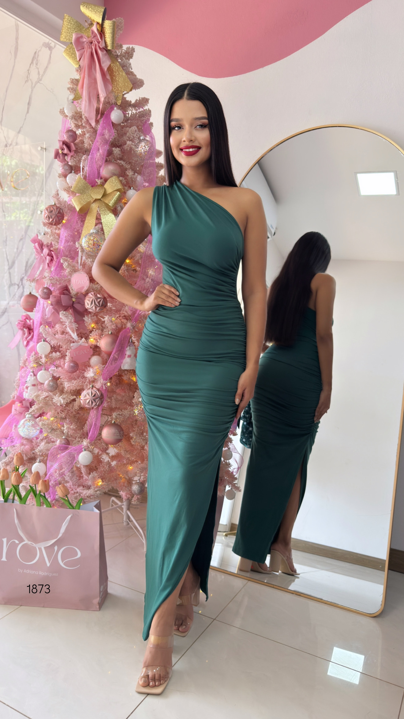 Vestido de gala recogido con abertura lateral